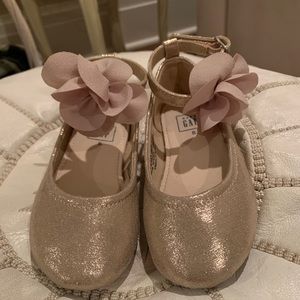 Gap toddler girls gold ankle strap Rose detail sz8